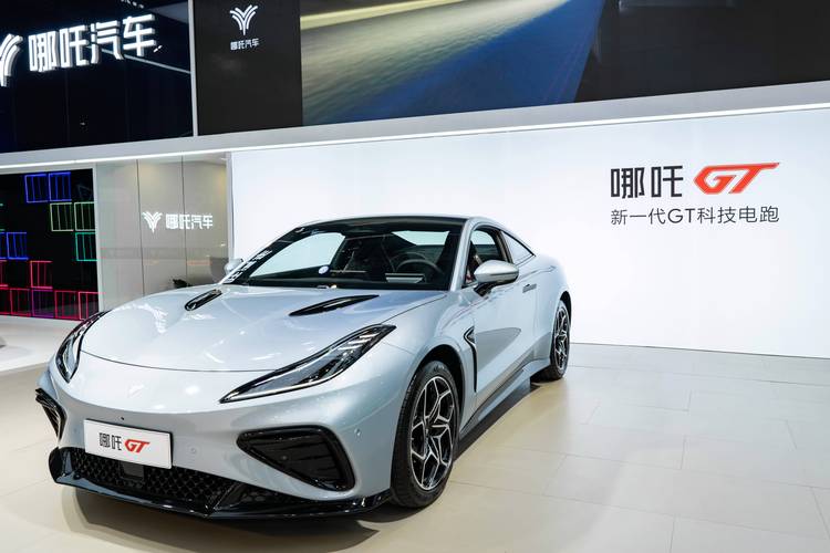 东莞176哪吒汽车在智能汽车领域的表现，领途汽车在新能源汽车市场中的影响力